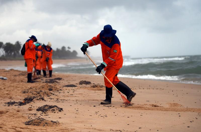 brazil-navy-scrambles-to-save-abrolhos-coral-reefs-from-oil-spill