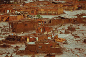 Vila de Mariana devastada pela lama da barragem de Fundão: efeito a mais de 800 km de distância na terra, no rio e no mar